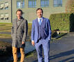 Koen Daniëls en Nico De Wert voor het gemeentehuis van Sint-Gillis-Waas