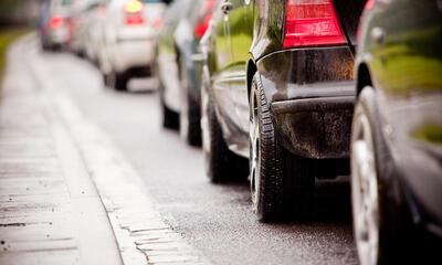 Parkeerstrook langs de baan