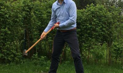 Koen Daniëls die een balletje slaat