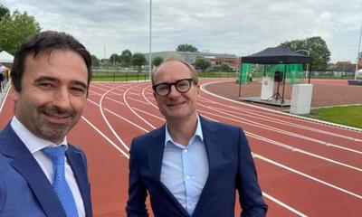 Koen Daniëls en minister Ben Weyts bij nieuwe atletiekpiste