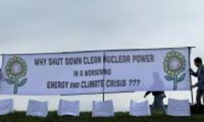 Spandoek van protest voor sluiting kerncentrale