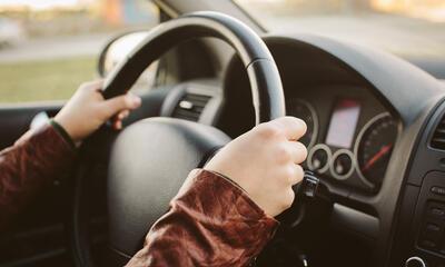 hanedn aan het stuur in de auto