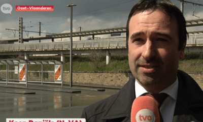 Koen Daniëls aan de bushalte van het station Sint-Niklaas