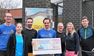 Team 'Samen voor Benita' met cheque