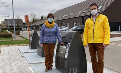 Koen Daniëls en Iris Ruys bij afvalcontainers