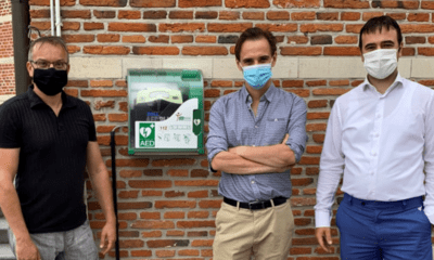 Koen Daniëls, Nico De Wert en Denis D'Hanis bij AED-toestel