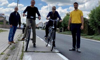 Koen Daniëls en bestuursleden uit Sint-Gillis-Waas bij fietspad Beekstraat