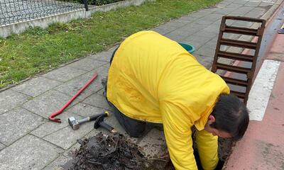 Parlementslid met handen in straatkolk