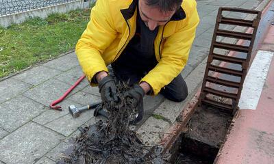 Parlementslid met handen in straatkolk