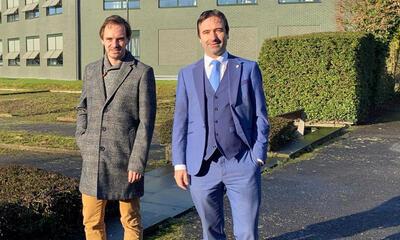 Koen Daniëls en Nico De Wert voor het gemeentehuis van Sint-Gillis-Waas