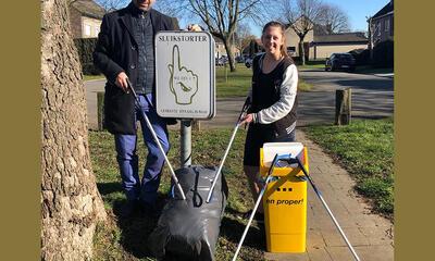 Koen Daniëls en Lauren Van Guyse bij bord tegen sluikstorters