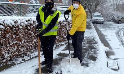Koen Daniëls en Lauren Van Guyse die sneeuw ruimen