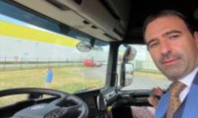 Koen Daniëls binnen in een vrachtwagen