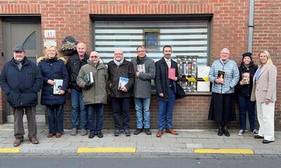 Bestuursleden N-VA Sint-Gillis-Waas bij opening boekenhuisje