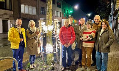 Bestuursleden N-VA Sint-Gillis-Waas bij eigen kerstverlichting