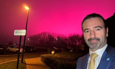 Roos licht in Sint-Gillis-WAas