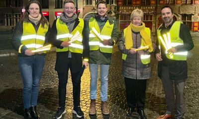 Koen Daniëls met het bestuur van N-VA Lokeren tijdens fluo-actie