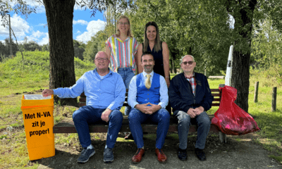 Koen Daniëls met enkele bestuursleden uit De Klinge naast zelfgeplaatste vuilbak