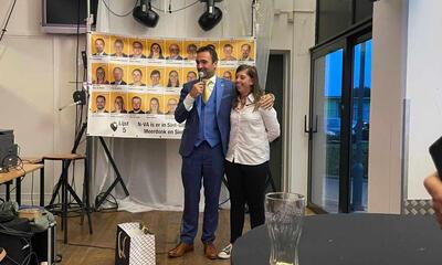 Koen Daniëls en afdelingsvoorzitter na de verkiezingsuitslag