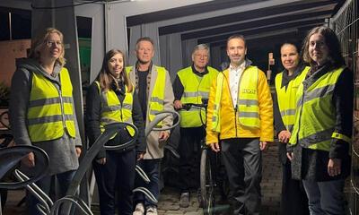 Team Koen bij de donkere fietsenstalling