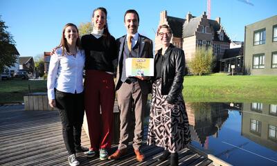 Lauren Van Guyse, Greet Van Moer, Koen Daniëls en Nadine Staelens aan het gemeentehuis van Sint-Gillis-Waas
