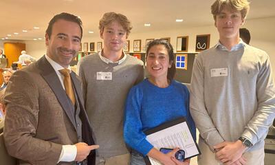 Koen Daniëls en minister Demir met de YOUCA-studenten