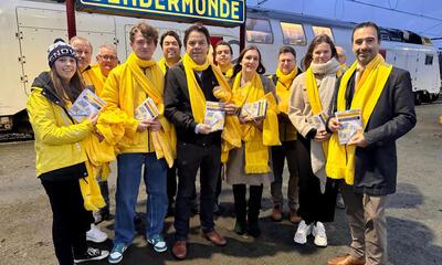N-VA op het perron van het treinstation in Dendermonde