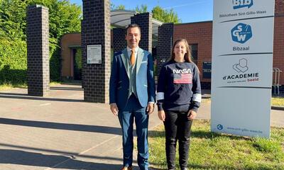 Koen Daniëls en Lauren Van Guyse bij bibliotheek Sint-Gillis-Waas
