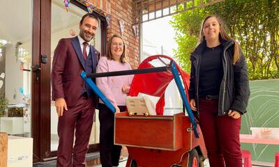 Koen Daniëls en Lauren Van Guyse bij de nieuwe onthaalouder Sofie