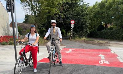 Koen Daniëls en Lauren Van Guyse bij fietsoversteek