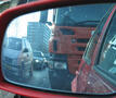 Vrachtwagen vanuit autospiegel