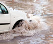 Wateroverlast - auto met neus in het water