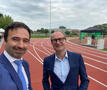 Koen Daniëls en minister Ben Weyts bij nieuwe atletiekpiste
