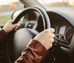 hanedn aan het stuur in de auto