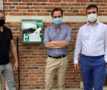 Koen Daniëls, Nico De Wert en Denis D'Hanis bij AED-toestel