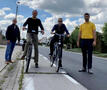 Koen Daniëls en bestuursleden uit Sint-Gillis-Waas bij fietspad Beekstraat