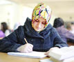 Meisje met hoofddoek in de klas