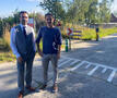 Koen Daniëls en gemeenteraadslid Nico De Wert voor een verkeersdrempel
