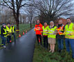 bestuursleden N-VA Sint-Gillis-Waas met fluohesjes aan de fietsroute