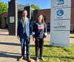 Koen Daniëls en Lauren Van Guyse bij bibliotheek Sint-Gillis-Waas