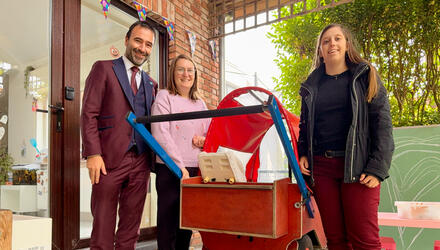 Koen Daniëls en Lauren Van Guyse bij de nieuwe onthaalouder Sofie