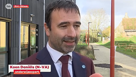 Koen Daniëls in interview bij TV Oost (bron: https://www.tvoost.be/nieuws/onderwijsminister-zuhal-demir-bezoekt-lab-school-in-sint-niklaas-leerlingen-excelleren-hier-dankzij-inzet-van-de-leerkrachten-205648)